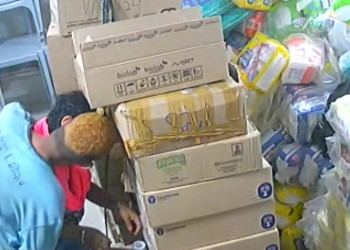 Vídeo flagra casal trocando beijos enquanto furtava farmácia em Teresina; assista