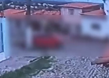 Motociclista é atingido por carro roubado durante perseguição policial no Piauí; assista