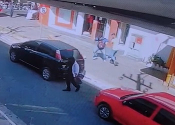 Criminosos levam mais de R$ 35 mil de funcionário de empresa na porta de banco em Teresina; vídeo