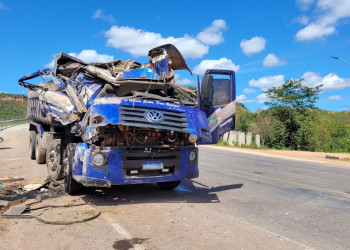 Caminhoneiro morre ao perder controle de veículo, tombar e bater em grade de proteção no Piauí