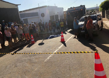 Mulher morre após ser atropelada por caminhão de lixo em Canto do Buriti, no Piauí