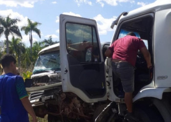 Acidente entre dois veículos de carga deixa pessoa gravemente ferida em Campo Maior