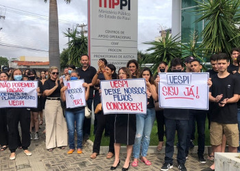 Pais e alunos protestam contra decisão da UESPI de não ofertar vagas no Sisu 2023.1