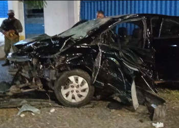 Colisão entre carro e moto deixa homem morto e mulher gravemente ferida em Teresina