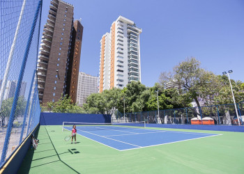 Prefeitura inaugura quadra oficial de tênis e entrega revitalização da Praça dos Skatistas