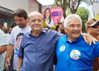 Em caminhada no Centro de Teresina, Sílvio Mendes analisa reta final de campanha