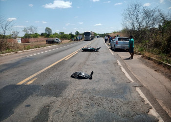 Motociclista colide em ônibus, cai e morre após ser atropelado por carro na BR-343, em Altos