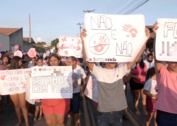 Familiares fazem manifestação e pedem justiça por adolescente abusada por idoso em Teresina