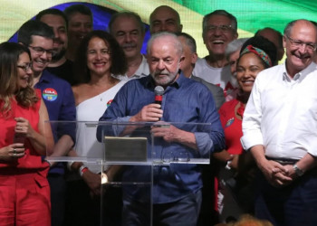 Eleito, Lula discursa e diz que é hora de restabelecer a paz: 