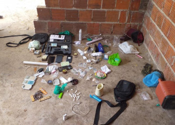 PM captura homens e apreende drogas e armas em casa abandonada no Litoral do Piauí