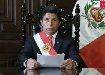 Congresso do Peru destitui presidente do país do poder