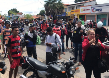 Trabalhadores por aplicativo fazem protesto após morte de entregador em Timon