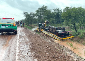Motorista morre após tombar caminhão carregado de pedras no Piauí