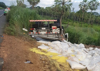 Motorista morre após caminhão capotar em Passagem Franca do Piauí