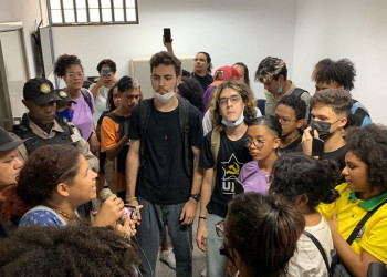 Estudantes ocupam reitoria da UFPI em protesto contra assassinato de Janaína Bezerra