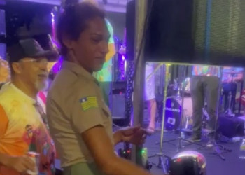 Travesti é presa em prévia de carnaval com fardamento da PM em Teresina