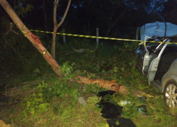 Idoso morre após veículo colidir contra árvore em Floriano; outras duas pessoas ficaram feridas