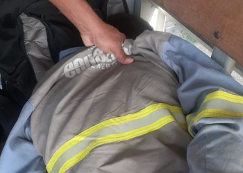 Suspeito de furtos e roubos é preso dormindo em ponto de ônibus em Teresina