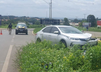 Colisão entre carro e moto deixa homem morto na BR-230, em Floriano