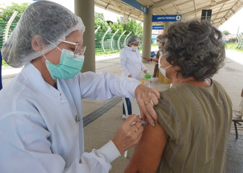 Idosos de 65 anos e mais podem receber a vacina bivalente a partir desta sexta (17) em Teresina