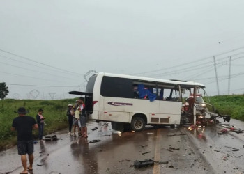 Acidente entre micro-ônibus e caminhão deixa 12 pessoas mortas no Pará