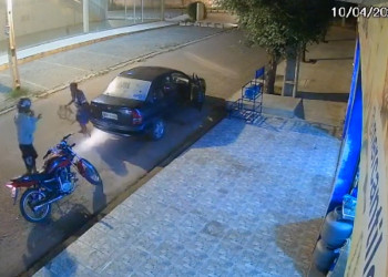 VÍDEO! Homem reage a assalto e usa banquinho para lutar contra criminoso no Piauí