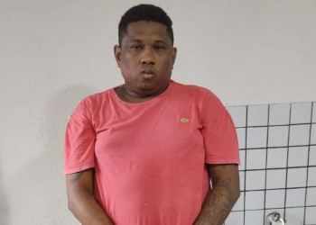 Homem condenado por tráfico de drogas é preso com material furtado de escola em THE