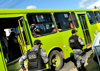 Passageiros confundem policial com bandido, descem de ônibus e pedem ajuda em delegacia