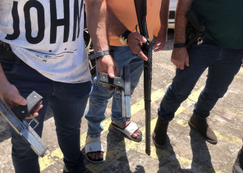 Irmãos são presos com armas artesanais e rifle em residência na zona Sul de Teresina