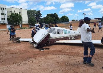Avião de pequeno porte cai em campo de futebol na zona Norte de Teresina