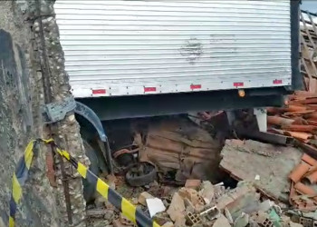 Caminhão desgovernado arrasta carros e invade casas na zona Sul de Teresina