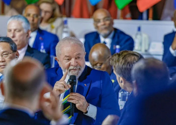 Na França, Lula diz que divergência com o Congresso é 