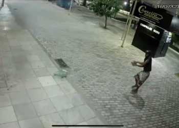 Criminoso quebra vidraçaria, invade loja e furta mais de R$ 5 mil em mercadorias no Piauí; vídeo