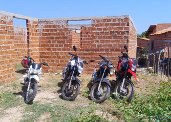 Polícia Militar prende dois homens e recupera motocicletas roubadas na zona Leste de Teresina