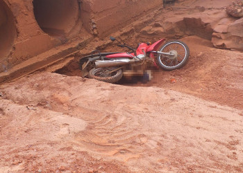 Homem é encontrado morto embaixo de motocicleta na zona rural de Corrente, no Piauí