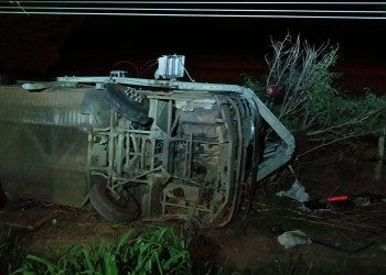 Ônibus tomba, bate em poste e deixa vários passageiros feridos no Piauí; motorista teria dormido
