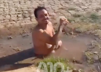Morador grava vídeo dentro de buraco denunciando vazamento de água na zona Sul de Teresina; assista