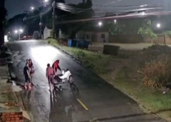 Bandidos surpreendem e derrubam casal com criança de motocicleta durante assalto em Teresina; VÍDEO