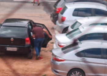 Criminosos são flagrados arrombando carro e furtando objetos em estacionamento de Teresina; vídeos!