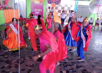 Carnaval de Barras, no Piauí, começa com a escolha do rei e rainha; assista