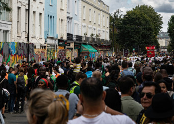 Notting Hill: conheça a festa cultural que leva mais de 1 milhão de pessoas para as ruas de Londres
