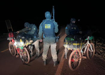 Homem pedala 175 km e é preso com 40kg de skank em garupa de bicicleta; vídeo