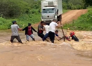 Mototaxista é salvo de enxurrada ao ser resgatado por corrente humana no Piauí; VÍDEO!