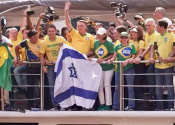 Em ato na Paulista, Bolsonaro exibe bandeira de Israel e Michelle chora ao discursar