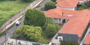 VÍDEO! Suspeito tenta fugir da polícia escalando telhados de casas e acaba preso em Teresina