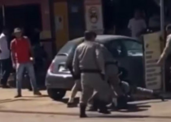 Homem reage a abordagem policial, toma arma de PM e é baleado; vídeo