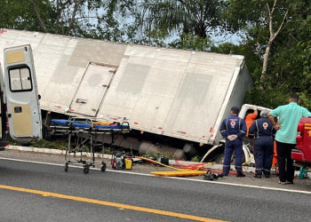 Motorista de caminhão dorme no volante e fica preso às ferragens após acidente no Piauí