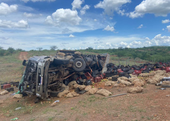 Motorista morre após caminhão carregado com frutas tombar na BR-407 no Piauí