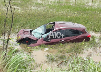 Motorista perde controle, capota carro e cai em lago no Piauí