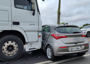 Acidente entre caminhão e veículo de passeio interdita trânsito em Teresina